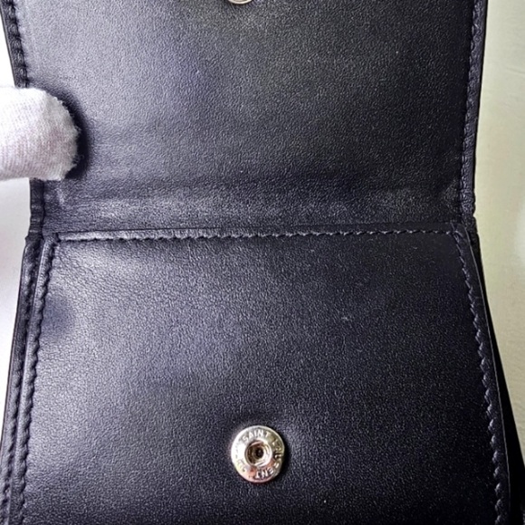Beautiful wallet only damaged in the coin pocket can see the rest - Picture 6 of 14